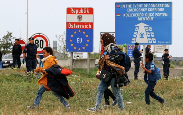 Мигранты пересекают границу Венгрии и Австрии - Sputnik Беларусь