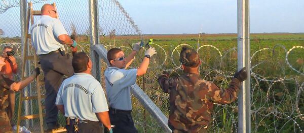 СПУТНИК_Колючая проволока и забор: Венгрия перекрыла лазейку в Европу для беженцев - Sputnik Беларусь
