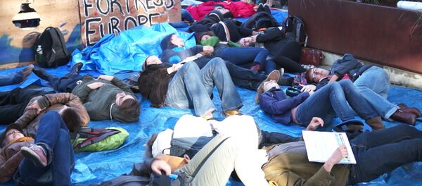 Спутник_Митингующие в защиту мигрантов разыграли кораблекрушение у Европарламента - Sputnik Беларусь