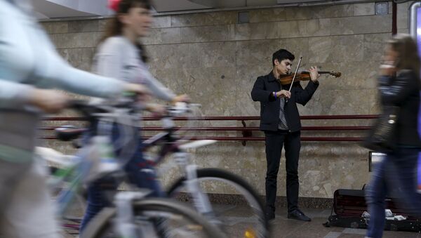 Парень играет на скрипке в переходе Минска - Sputnik Беларусь