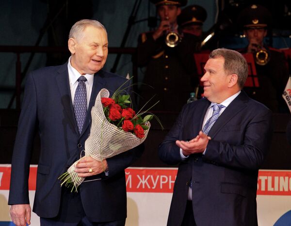Александр Медведь (слева) и председатель Белорусской федерации борьбы Юрий Чиж - Sputnik Беларусь
