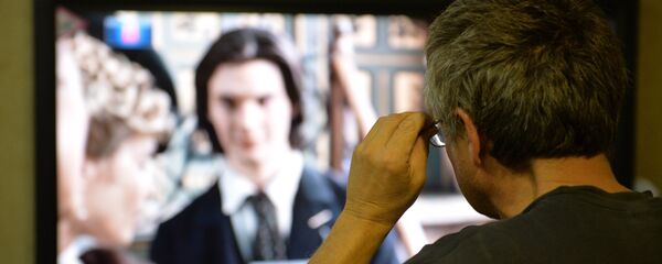 Человек смотрит телевизор - Sputnik Беларусь