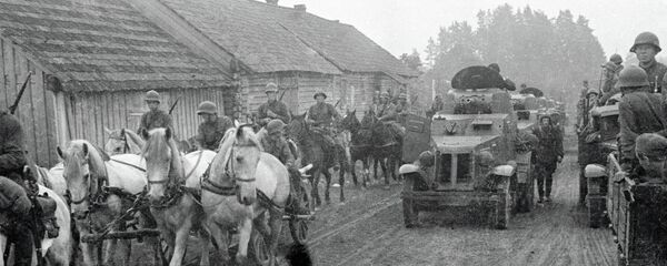 Советские войска проходят через деревню Молочанка в Западной Белоруссии - Sputnik Беларусь