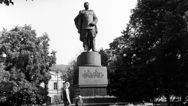 Памятник генералу армии И. Д. Черняховскому - Sputnik Беларусь