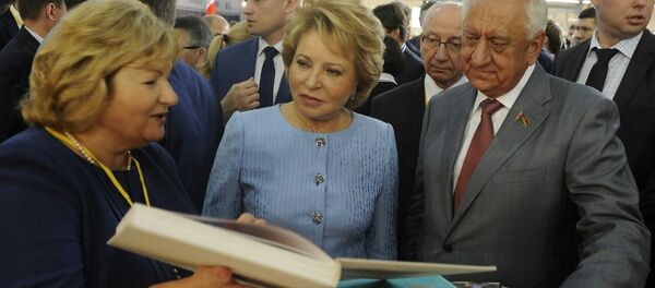 Лилия Ананич, Валентина Матвиенко и Михаил Мясникович на выставке белорусских книг в Сочи - Sputnik Беларусь