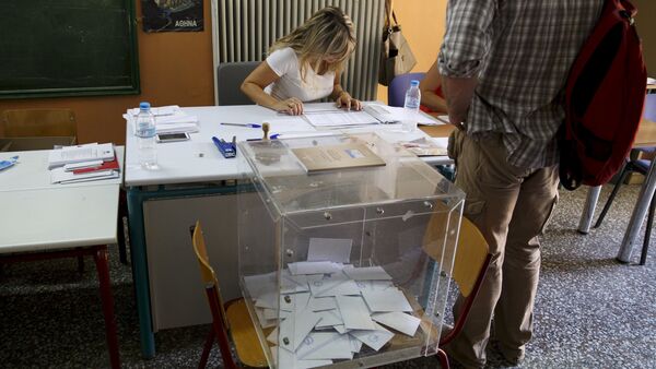 Урна на одном из избирательных участков в Греции - Sputnik Беларусь