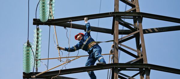 Монтажник на линии электропередач - Sputnik Беларусь