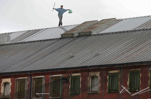 Узник Стюарт Хорнер ходит по крыше тюрьмы Манчестера - Sputnik Беларусь