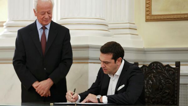 Алексис Ципрас подписывает документ присяги в президентском дворце в Афинах - Sputnik Беларусь