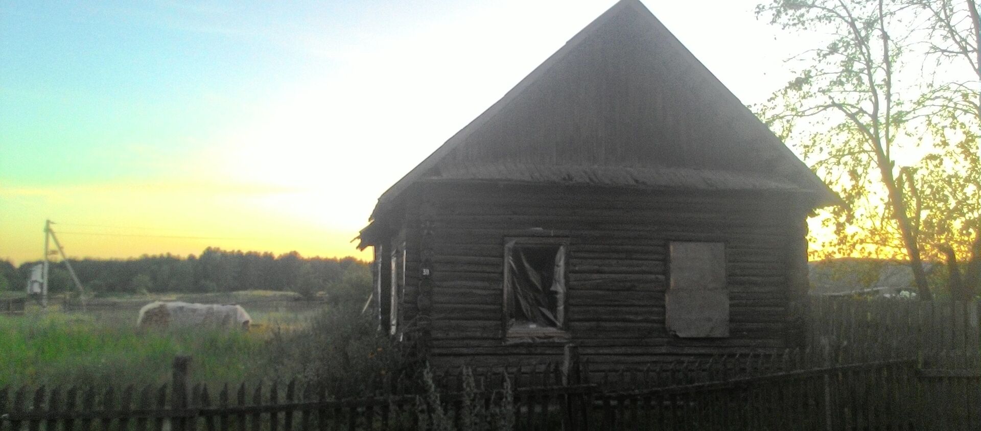 Заброшенный дом в сельской местности  - Sputnik Беларусь, 1920, 16.06.2020