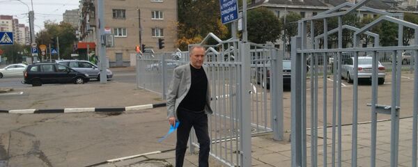 Владимир Некляев у здания Центрального РУВД Минска - Sputnik Беларусь