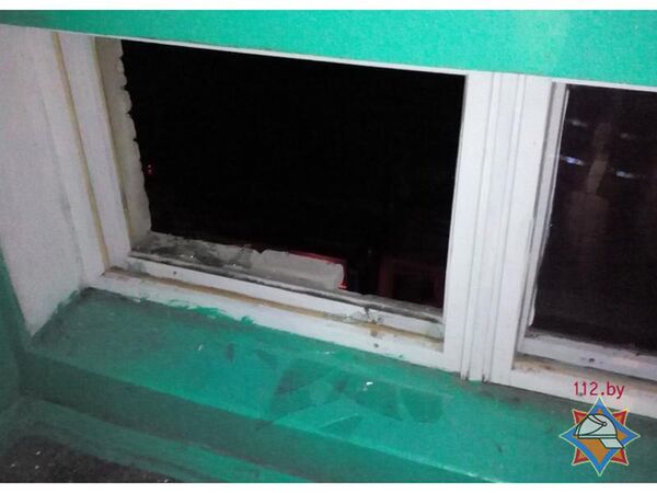 Окно, из которого выпал молодой человек в Хойниках - Sputnik Беларусь