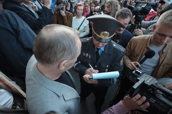 Сотрудник милиции составляет в отношении Статкевича, Лебедько и Некляева протокол - Sputnik Беларусь