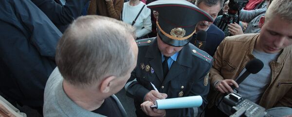 Сотрудник милиции составляет в отношении Статкевича протокол - Sputnik Беларусь