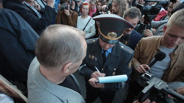 Сотрудник милиции составляет в отношении Статкевича протокол - Sputnik Беларусь