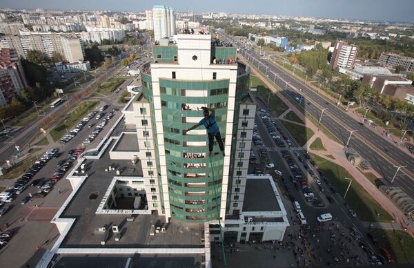 За 2,5 минуты Станислав Панюта уверенно преодолел 50 метров, перейдя с крыши северной башни «Титана» на балкон 21-го этажа центральной башни - Sputnik Беларусь