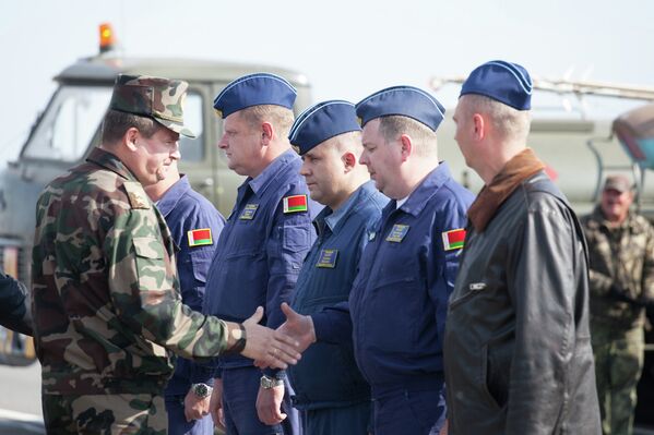 Министр обороны Республики Беларусь генерал-лейтенант Андрей Равков поздравляет пилотов - Sputnik Беларусь