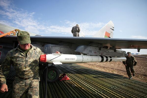Самолеты дозаправляются и пополняют боекомплект - Sputnik Беларусь