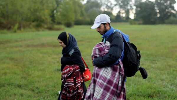 Семья мигрантов идет к венгерской границе из Хорватии - Sputnik Беларусь