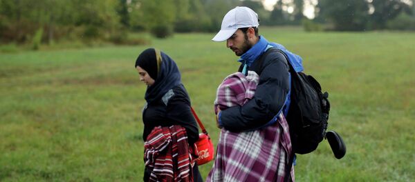 Семья мигрантов идет к венгерской границе из Хорватии - Sputnik Беларусь