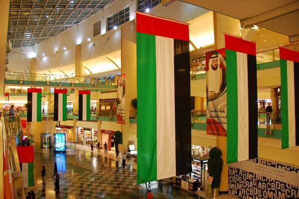 Флаги ОАЭ в торговом центре в Абу-Даби - Sputnik Беларусь