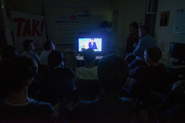 Инициативная группа Татьяны Короткевич смотрит по телевизору выступление своего кандидата - Sputnik Беларусь