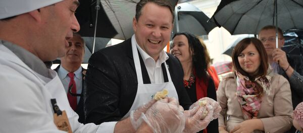 Мэр Минска Андрей Шорец пробует себя в приготовлении хинкали Мэр Минска Андрей Шорец пробует себя в приготовлении хинкали - Sputnik Беларусь