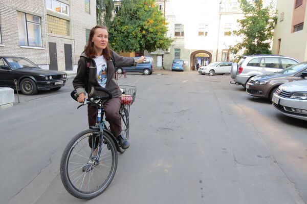 Дорогам и тротуарам Светлана Гусакова предпочитает тихие городские дворы. - Sputnik Беларусь
