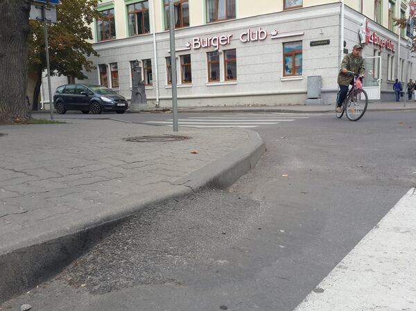 Съезды с тротуаров в Бресте пока сложно назвать полноценными. - Sputnik Беларусь