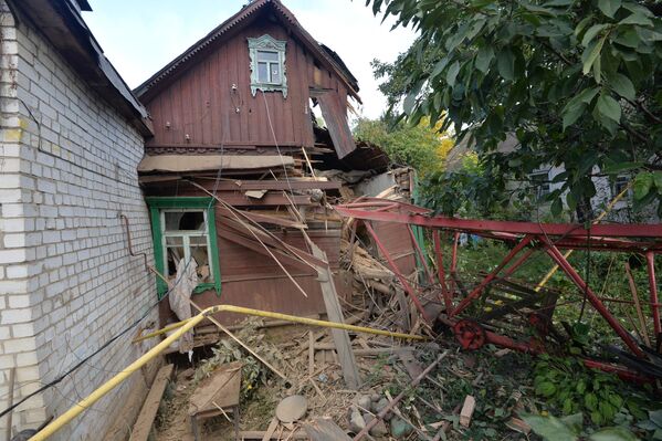 Башенный кран упал на частный дом в Минске - Sputnik Беларусь