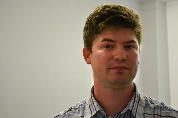 Олег Ларичев, создатель и координатор стрит-арт проекта Signal Олег Ларичев, создатель и координатор стрит-арт проекта Signal - Sputnik Беларусь