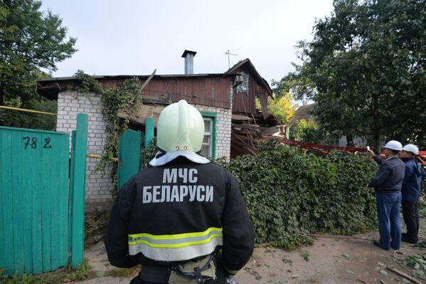 Башенный кран упал на частный дом в Минске - Sputnik Беларусь