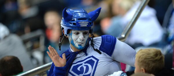 Болельщик Динамо-Минск на хоккейной матче - Sputnik Беларусь