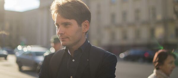 Марціновіч рашуча фатаграфуецца з будынкам КГБ - Sputnik Беларусь