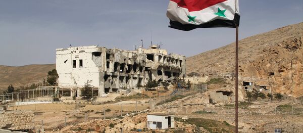 Флаг Сирии на фоне полуразрушенного здания Флаг Сирии на фоне полуразрушенного здания - Sputnik Беларусь