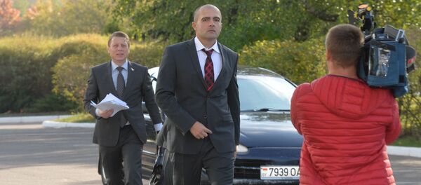 Сын лидера ЛДП(Б) Олег Гайдукевич у здания Белтелерадиокомпании. Сын лидера ЛДП(Б) Олег Гайдукевич у здания Белтелерадиокомпании. - Sputnik Беларусь