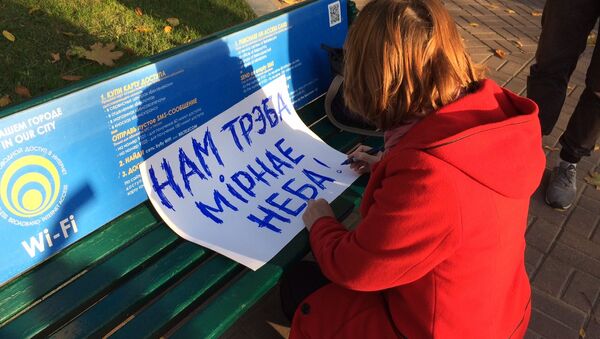 Женщина рисует плакат перед митингом За Беларусь без иностранных военных баз - Sputnik Беларусь
