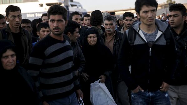 Беженцы в порту Пирей в Греции - Sputnik Беларусь