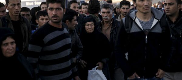 Беженцы в порту Пирей в Греции Беженцы в порту Пирей в Греции - Sputnik Беларусь
