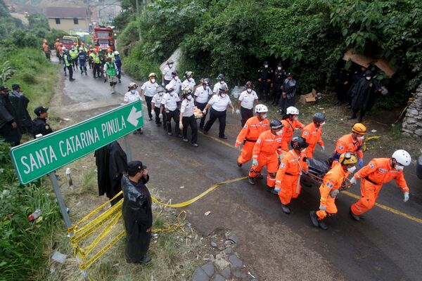 Спасательные работы в Гватемале после схода оползня - Sputnik Беларусь