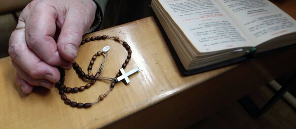 Верующая с молитвенником в костеле - Sputnik Беларусь
