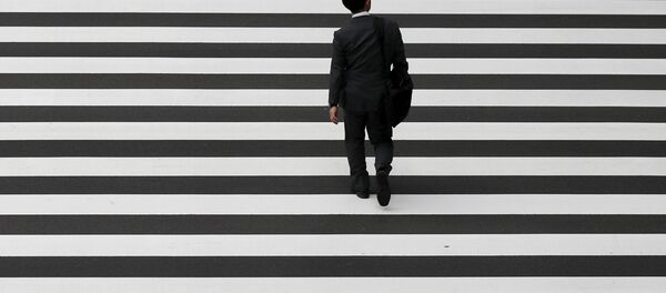 Бизнесмен пересекает дорогу в деловом районе Токио - Sputnik Беларусь