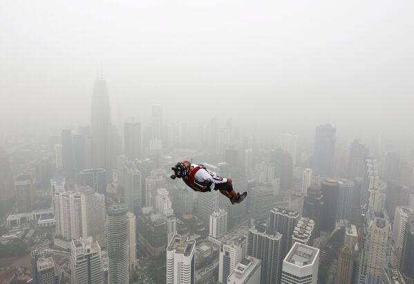 Прыжок с 300-метровой башни в Куала-Лумпур во время соревнований International Tower Jump - Sputnik Беларусь