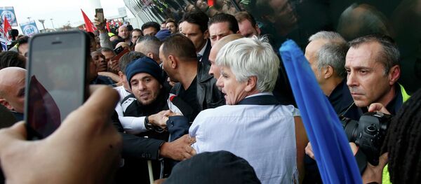 Топ-менеджеры Air France пытаются скрыться от разъяренных сотрудников авиакомпании Топ-менеджеры Air France пытаются скрыться от разъяренных сотрудников авиакомпании - Sputnik Беларусь