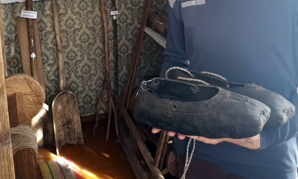 После войны сельчане делали себе обувь из автомобильной резины После войны сельчане делали себе обувь из автомобильной резины - Sputnik Беларусь