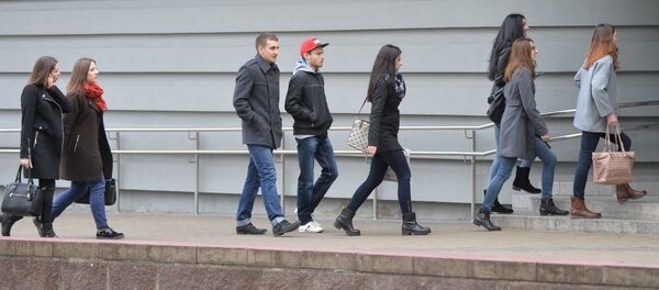 Студенты МГЛУ на пороге университета - Sputnik Беларусь