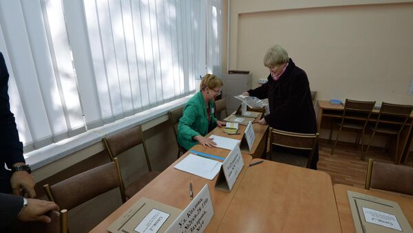Избирательница на участке голосования - Sputnik Беларусь