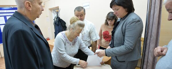 Назіральнікі аглядаюць скрыню для галасавання - Sputnik Беларусь