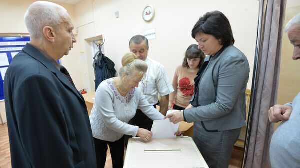Наблюдатели на избирательном участке, архивное фото - Sputnik Беларусь