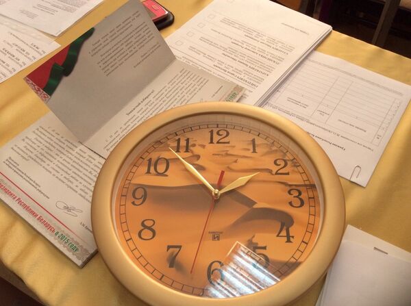 Часы - подарок избирателям от завода Интеграл. - Sputnik Беларусь